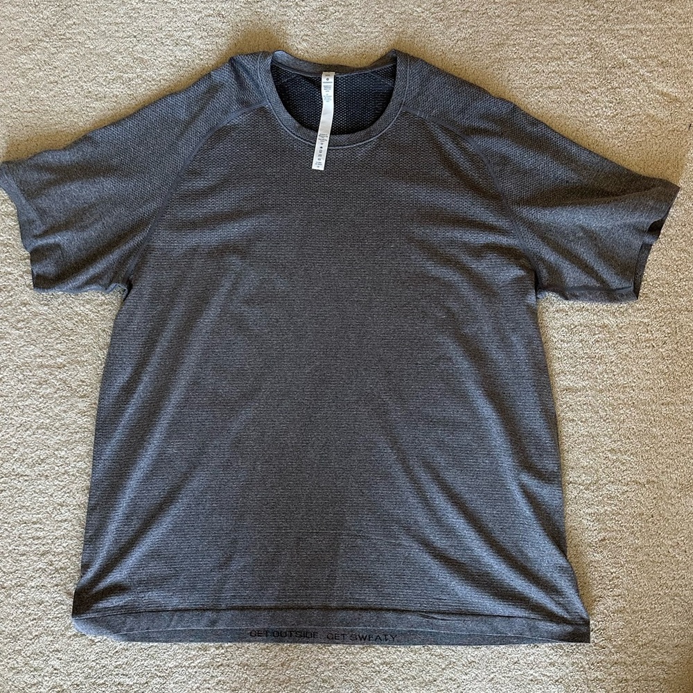 Lululemon Mens tshirt— dark gray / black